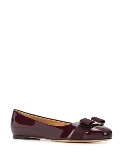 Ferragamo Varina Bow-embellished Patent-leather Ballet Flats In Purple