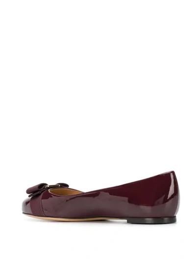 Ferragamo Varina Bow-embellished Patent-leather Ballet Flats In Purple