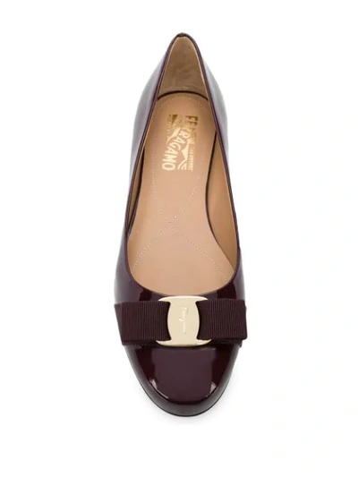 Ferragamo Varina Bow-embellished Patent-leather Ballet Flats In Purple