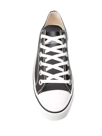 MARC JACOBS LOW TOP SATIN-EFFECT SNEAKERS - 黑色