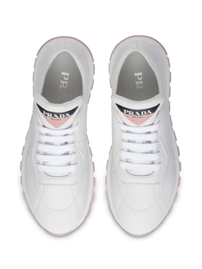 PRADA 明线细节运动鞋 - 白色