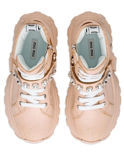 MIU MIU EMBELLISHED STRAP HIGH-TOP SNEAKERS - 粉色