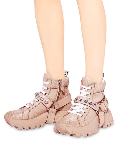 MIU MIU EMBELLISHED STRAP HIGH-TOP SNEAKERS - 粉色