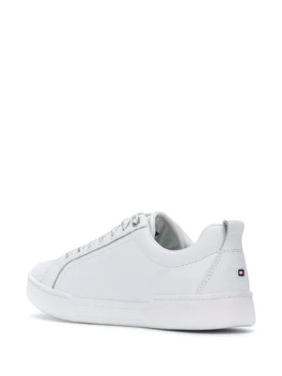 Shop Tommy Hilfiger Klassische Sneakers - Weiss In White