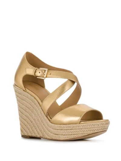 MICHAEL MICHAEL KORS ABBOTT METALLIC LEATHER WEDGES - 金色