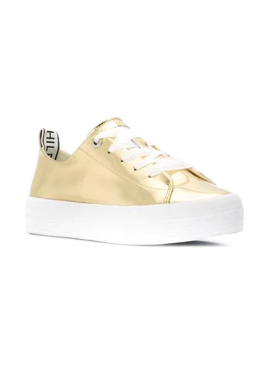 Shop Tommy Hilfiger Klassische Sneakers In Gold
