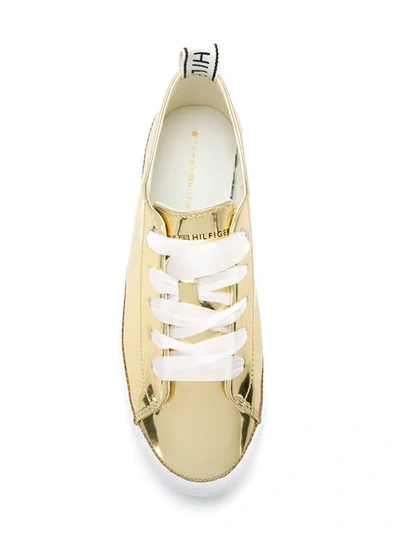 Shop Tommy Hilfiger Klassische Sneakers In Gold