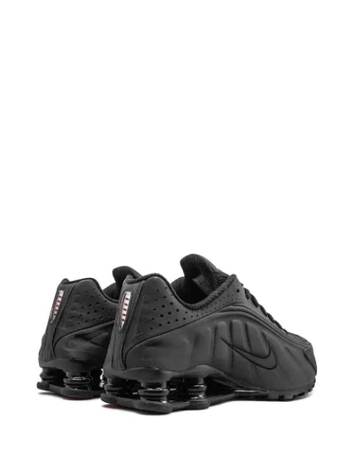 NIKE SHOX R4 SNEAKERS - 黑色