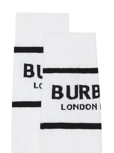 Shop Burberry Intarsien-socken Mit Logo In White