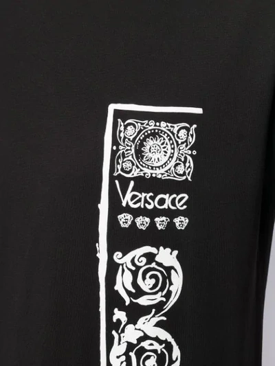 Shop Versace T-shirt Mit Logo In Black