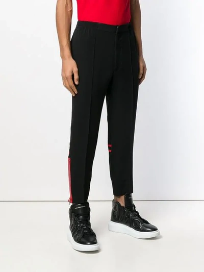 Shop Alexander Mcqueen Cropped-jogginghose In 1000 Black/red