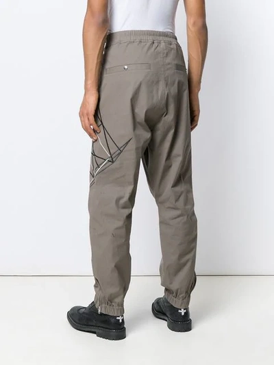 RICK OWENS EMBROIDERED GRAPHIC JOGGERS - 灰色