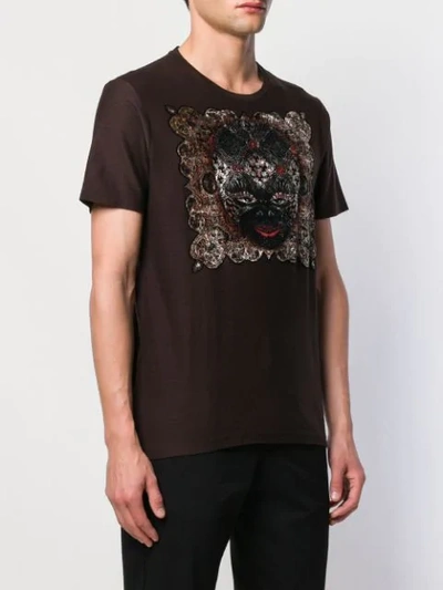 Shop Etro T-shirt Mit Gesichts-print - Braun In Brown