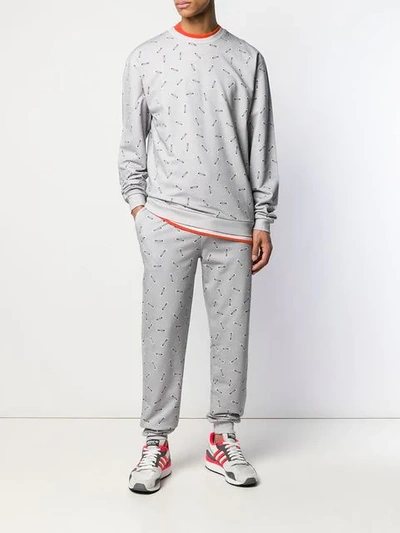 Shop Moschino Jogginghose Mit Logo-print - Grau In Grey