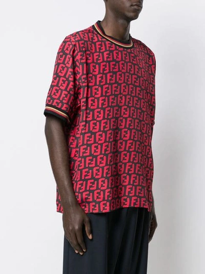 Shop Fendi T-shirt Mit Ff-print In F15mj Black/red