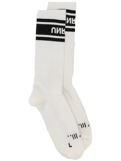 Shop Ben Taverniti Unravel Project Socken Mit Intarsien-logo In 0110 White And Black