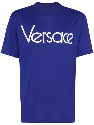 Shop Versace T-shirt Mit Logo-print In Blue