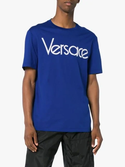 Shop Versace T-shirt Mit Logo-print In Blue
