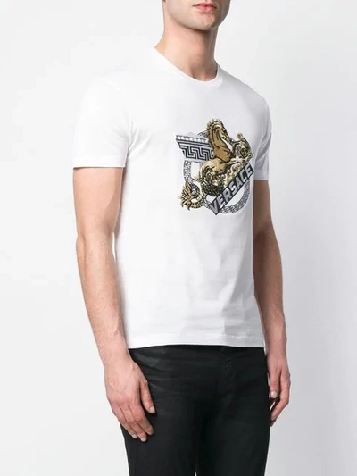 Shop Versace T-shirt Mit Logo-stickerei In White