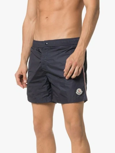 MONCLER LOGO PATCH SWIM SHORTS - 蓝色