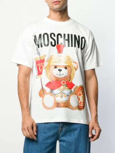Shop Moschino T-shirt Mit Teddy-print In 1002