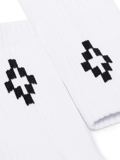 Shop Marcelo Burlon County Of Milan Socken Mit Kreuz-logo In 0110 White Black