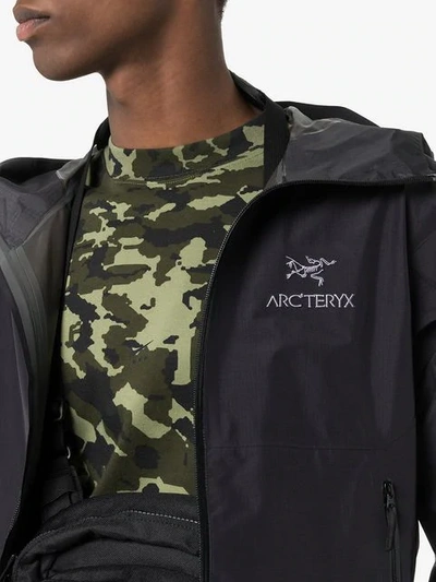 ARC'TERYX ZETA LOGO PRINT HOODED JACKET - 黑色