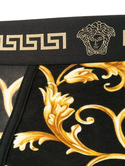 Shop Versace Shorts Mit Barockem Print In A732 Nero Oro