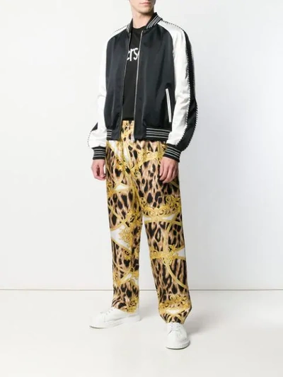 VERSACE LEOPARD BAROQUE PRINT TROUSERS - 黄色