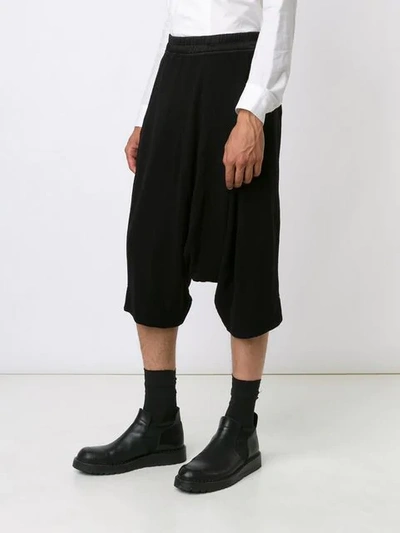 Shop Julius Cropped-hose Mit Tiefem Schritt In Black