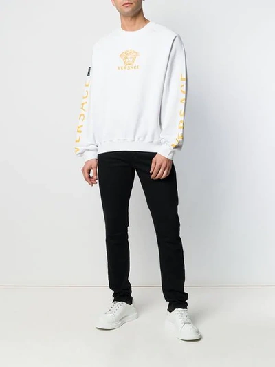 Shop Versace Sweatshirt Mit Stickerei In White