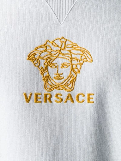 Shop Versace Sweatshirt Mit Stickerei In White