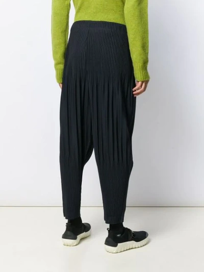 HOMME PLISSÉ ISSEY MIYAKE PLEATED TAPERED TROUSERS - 蓝色