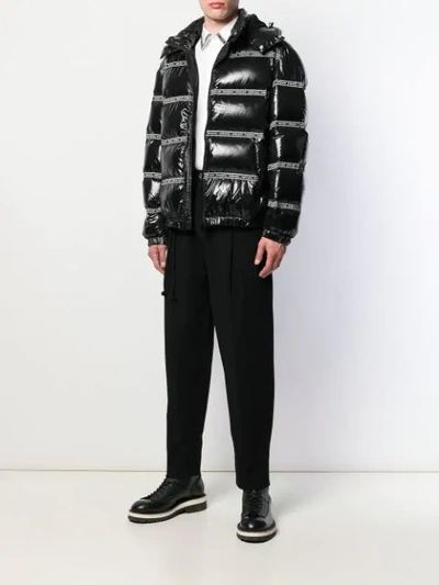 VERSACE LOGO TRIMMED PUFFER JACKET - 黑色