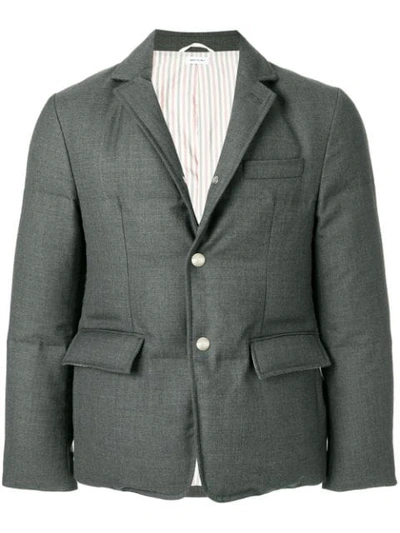 THOM BROWNE 经典条纹羊毛背部中央三色条纹单排扣羽绒西服外套 - 灰色