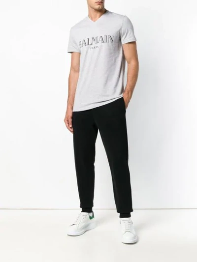 Shop Pierre Balmain Balmain T-shirt Mit Logo-print - Grau In Grey