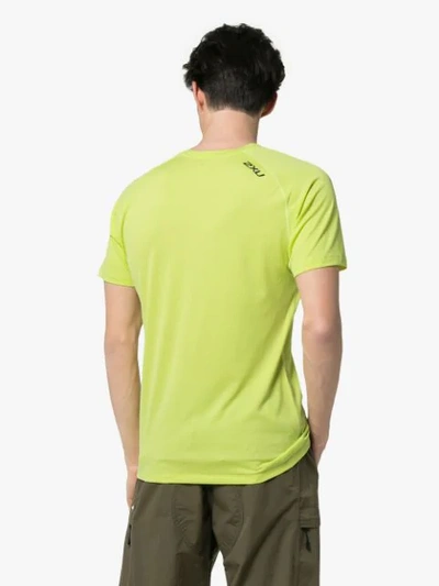 Shop 2xu T-shirt Mit Logo In Green