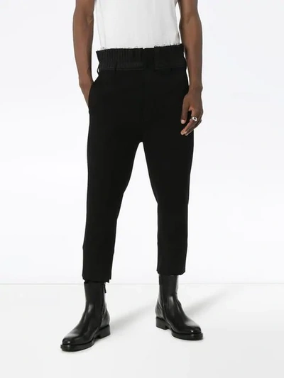 ANN DEMEULEMEESTER PLEATED WAIST RAW HEM CROPPED TROUSERS - 黑色