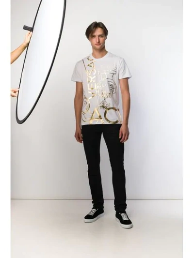 Shop Versace Jeans T-shirt Mit Metallic-print In White