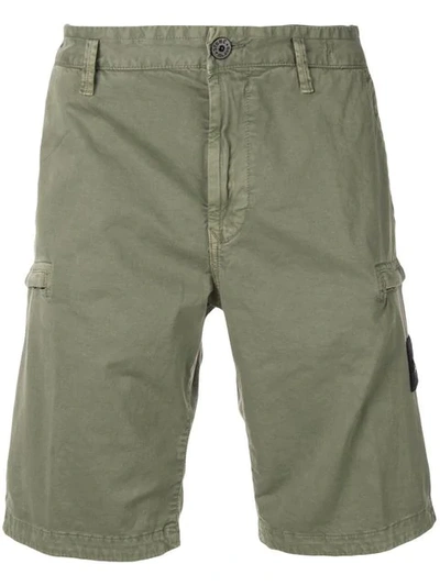 Shop Stone Island Cargo-shorts Mit Logo-patch - Grün In Green