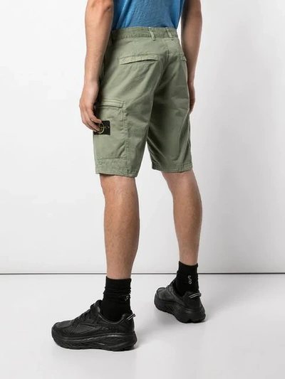 Shop Stone Island Cargo-shorts Mit Logo-patch - Grün In Green