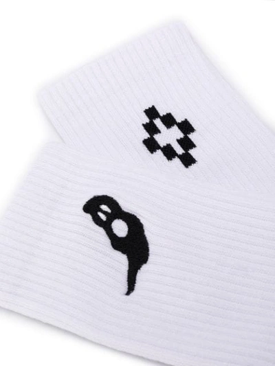 Shop Marcelo Burlon County Of Milan Socken Mit Stickerei In 0110 White Black