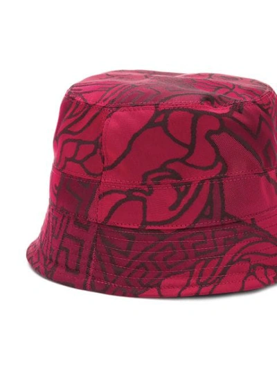 VERSACE MEDUSA AND GRECA PRINT BUCKET HAT - 红色