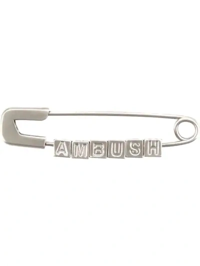 AMBUSH LETTER BLOCK SAFETY PIN BROOCH - 银色