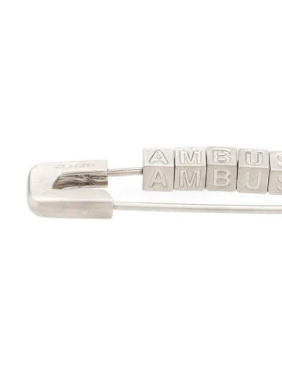 AMBUSH LETTER BLOCK SAFETY PIN BROOCH - 银色