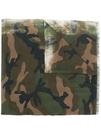 Shop Valentino Schal Mit Camouflage-print In Green