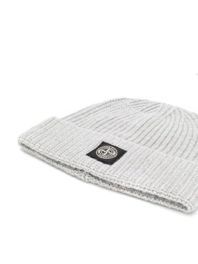 STONE ISLAND BEANIE WITH LOGO PATCH - 灰色