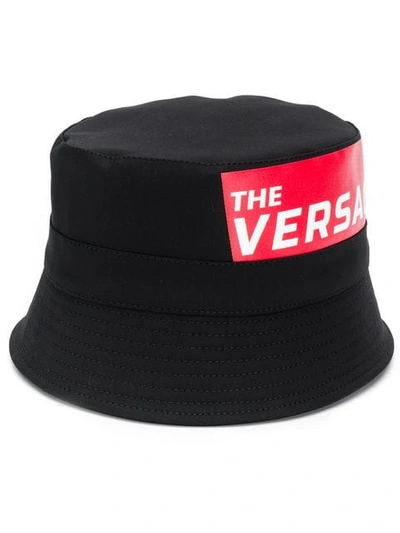 Shop Versace Tabloid Motif Print Bucket Hat In I008 Nero