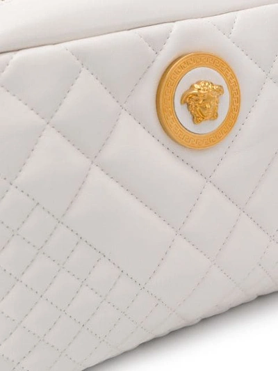 Shop Versace Gesteppte Schultertasche Mit Medusa In White