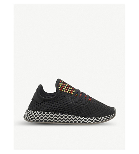 black deerupt trainers
